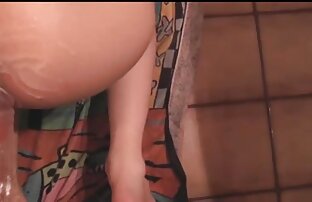 XXX در طول ساک زدن عكس سكسي خارجي یک دختر بچه به پستان خود را با دست خود او را وزن کشیدن تمام بدن او پایین