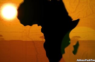 XXX سگ گسترش پاهای او را در مقابل عكس هاي خفن سكسي سیاه و سفید ضخیم عضو