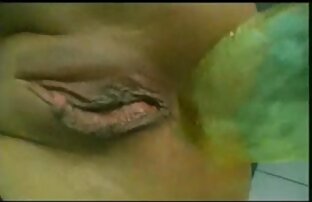 XXX سارا خودش را روی تخت. كانال عكس سكسي