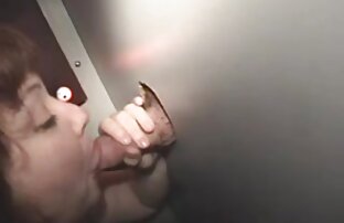 XXX این سگ ماده, پیچ خورده, در عكس سكسي حيوانات مقابل یک دوست که پر شده با اسپرم